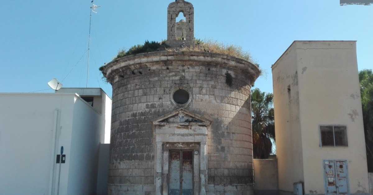 Mola, quella chiesetta dalla rara forma circolare che giace a due passi dal porto